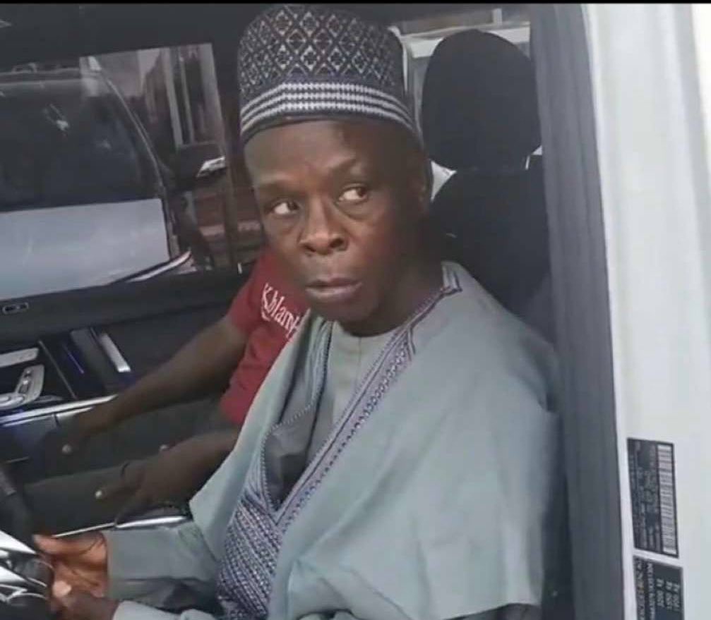 Oluomo__'s tweet photo. @dammiedammie35 Who dem con leave the phone for? https://t.co/6YCmLb82PM