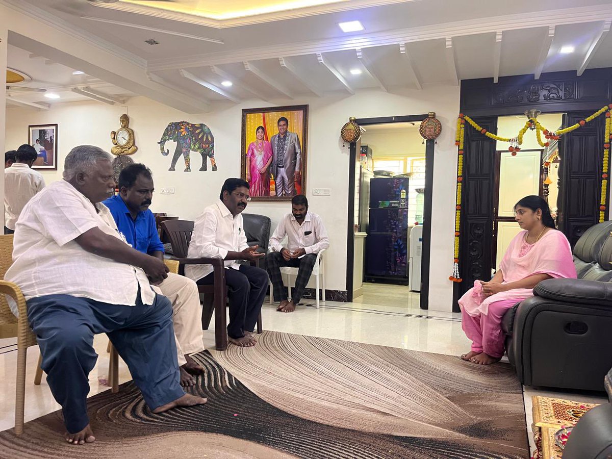 sinthanaivck's tweet photo. மறைந்த தலைவர் அமரர் ஆம்ஸ்ட்ராங் அவர்களது இல்லத்திற்கு இன்று மாலை நேரில் சென்று அவரது திருவுருவப்படத்திற்கு அஞ்சலி செலுத்தினேன். 

வாழ்க்கை துணையை வரலாற்றுத் தலைவரை இழந்து வாடும் அவரது துணைவியார் நம் அன்பு சகோதரிக்கு ஆறுதலை பகிர்ந்து கொண்டேன். 

வழக்கறிஞர் தமிழினியன் மற்றும் தோழர் திலீபன் உள்ளிட்ட பலரும் 
உடனிருந்தனர்

#Armstrong