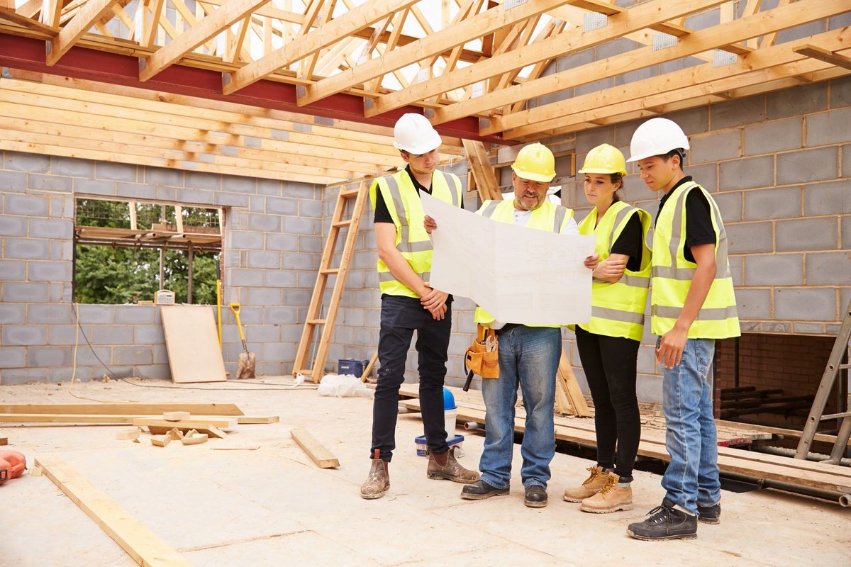 HBWNews's tweet photo. The HBW database recorded more than 7,635 new permits for residential construction in Florida last month. Our latest blog post reveals the key home builders contributing to these figures: https://t.co/ncUCgRhjbn #construction #homebuilders #buildingpermits #permitdata #hbweekly https://t.co/QPeipr889p