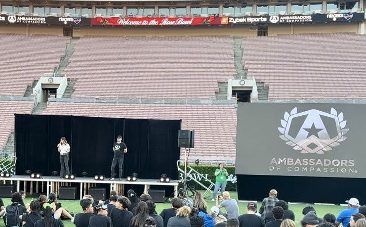 AmbOfCompassion's tweet photo. @EricHannahOfficial &amp; @JodiHannahOfficial spoke to 2,000 students at the Rose Bowl Stadium to launch the Ambassadors of Compassion Summer School Program with Elite Academy. Students will get 10 credits toward HS graduation. Learn more @ https://t.co/pRPoEwCoYz https://t.co/uiiQ6pO3cU
