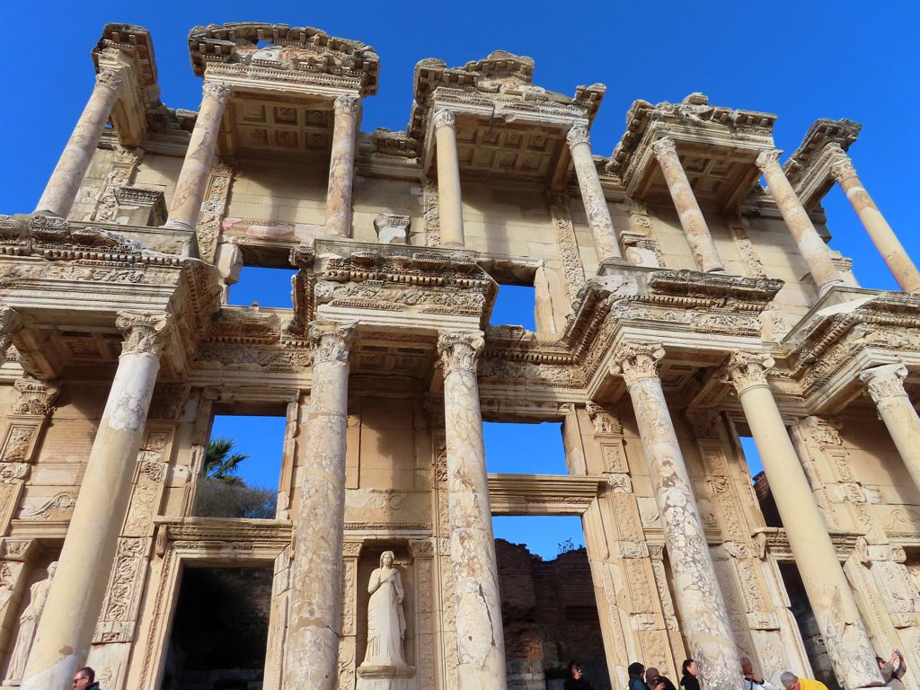 TravelStanley's tweet image. The iconic, two-story Library of Celsus (135 AD) at Ephesus, Turkey, once housed 12,000 scrolls of papyrus manuscripts in niches around walls. It was the second largest library in the ancient world after the Great Library of Alexandria, Egypt. #LibraryofCelsus #Ephesus #Turkey