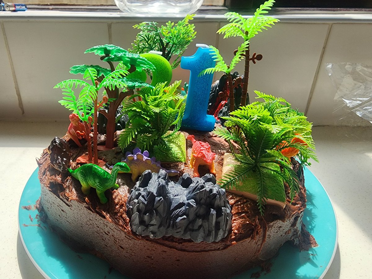 AzulBlueThing's tweet photo. Patches made me a Dino cake for my birthday!! https://t.co/66egMSniG0