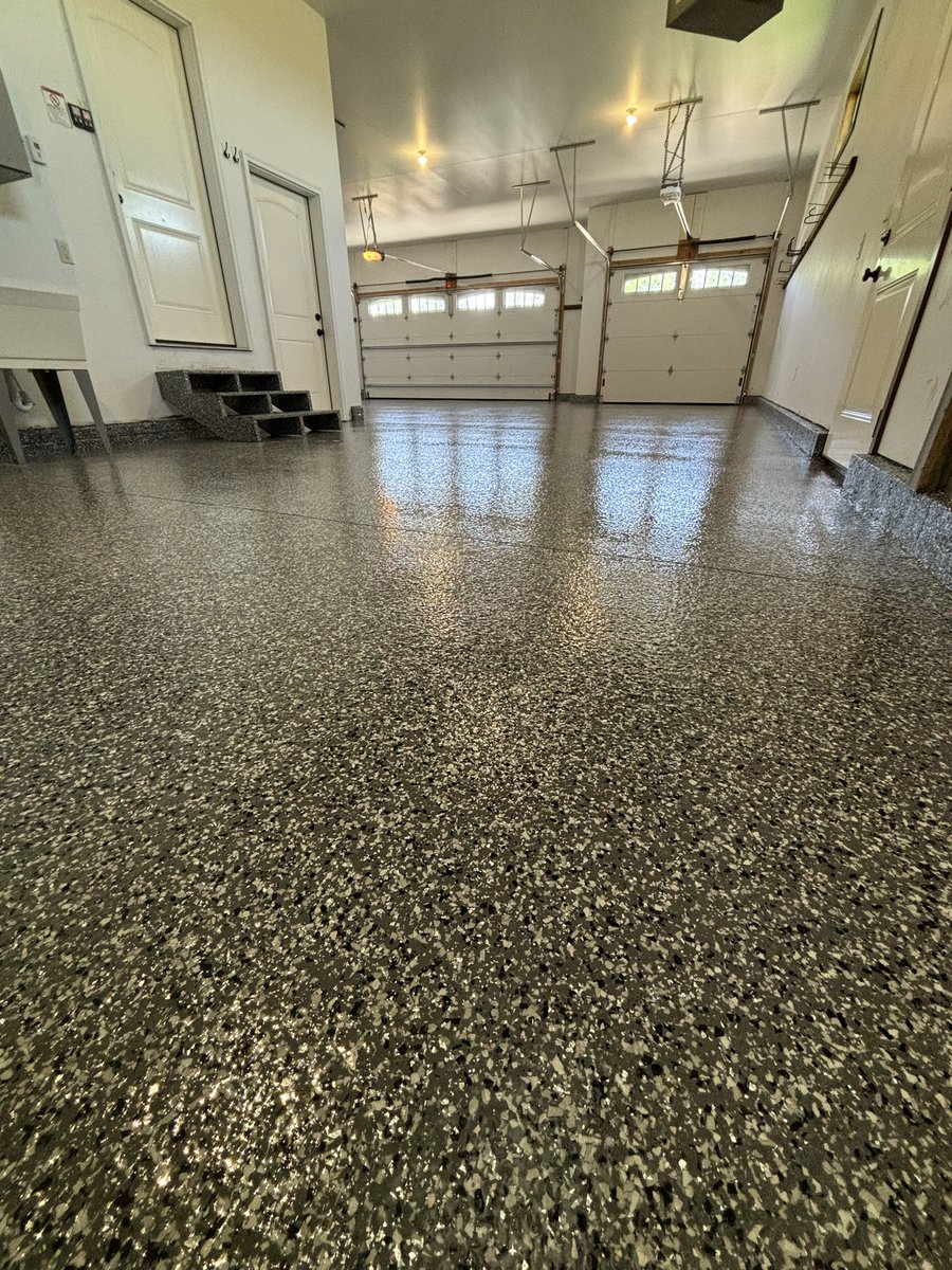 epoxycosd's tweet photo. Summer update 👀🔥 our crews continue to pump out amazing floors 💪🏻😮‍💨 #epoxyco #epoxyflooring https://t.co/7Nh0K4vBVs