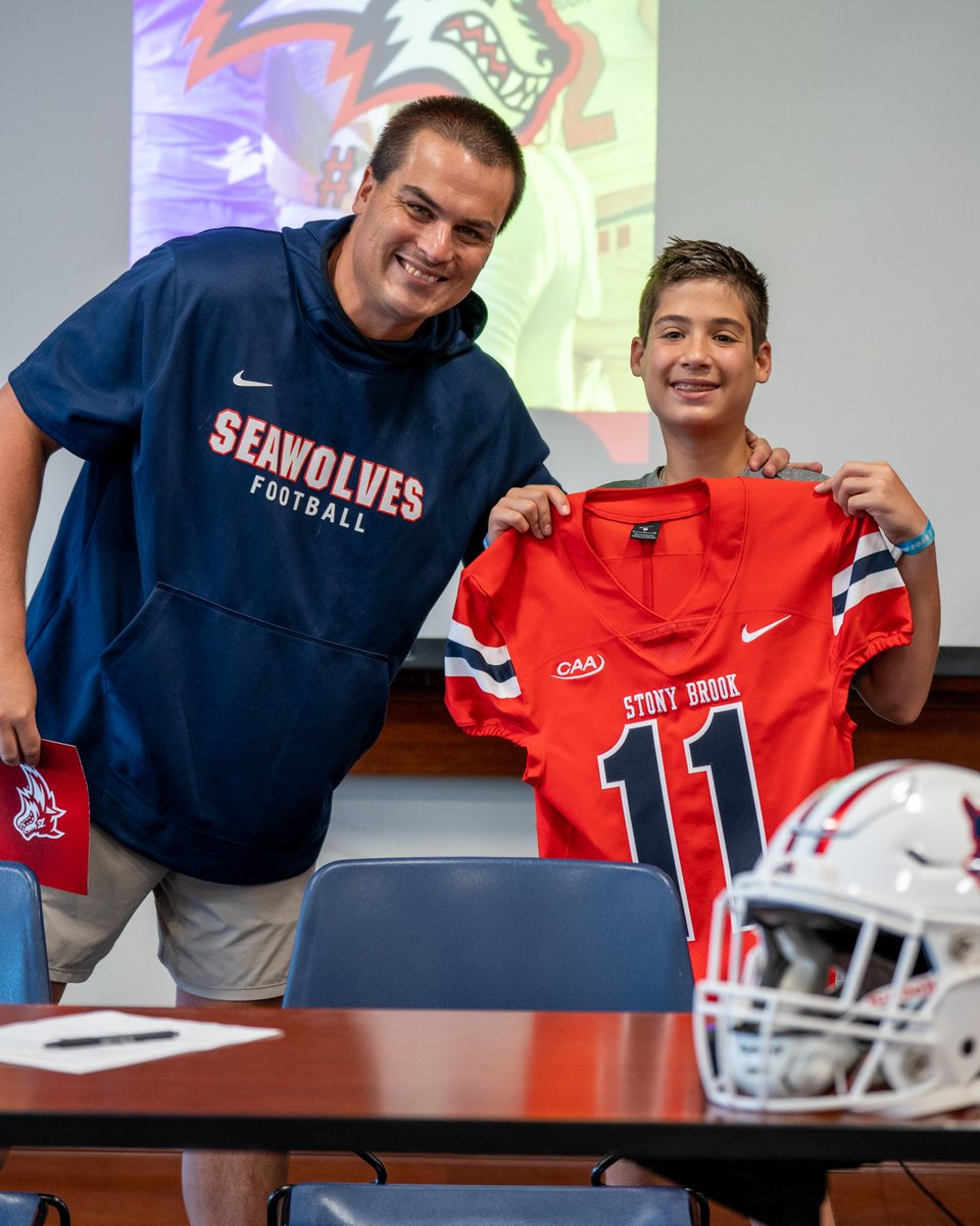 StonyBrookFB's tweet photo. 𝗢𝗙𝗙𝗜𝗖𝗜𝗔𝗟: Milo Nicholson is now a Seawolf ❤️ 

Milo is a 13-year-old who is joining our team through Team IMPACT! 

🌊🐺 x #As1 x @GoTeamIMPACT https://t.co/4jZnWwLKXN