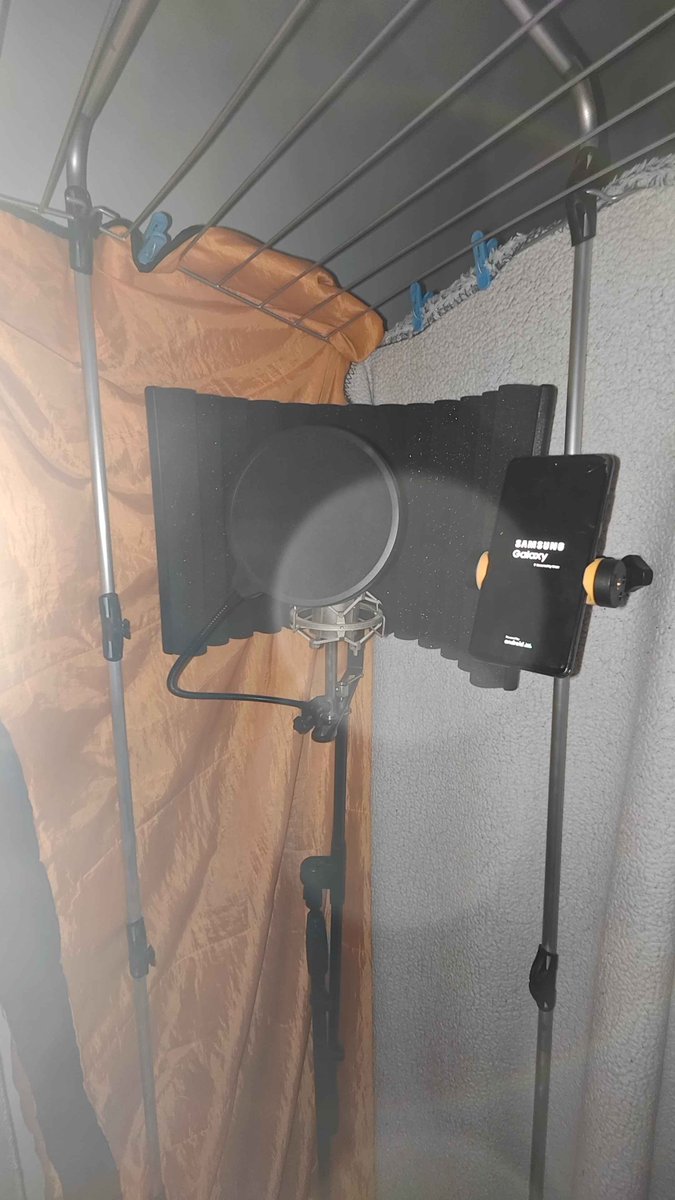 Et hop ! Une upgrade pour mon mini studio d'enregistrement... Un support pour mon téléphone ! il est directement accroché au séchoir et ça tient vraiment bien !

(Non, j'ai pas tout enregistré, mais ce sera fait ce week-end pour n'avoir plus qu'à mixer pendant le mois d'août !)