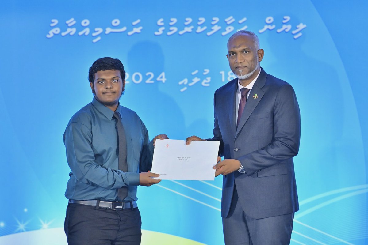 presidencymv's tweet photo. މަތީ ޘާނަވީ އިމްތިޙާނުގައި އެންމެ ރަނގަޅު ނަތީޖާ ހޯދައިގެން ރައީސުލްޖުމްހޫރިއްޔާގެ ސްކޮލަރޝިޕް ޙާޞިލްކުރި ދަރިވަރުންނަށް، ސްކޮލަރޝިޕް ލިޔުން ރައީސުލްޖުމްހޫރިއްޔާ ޑރ. މުޙައްމަދު މުޢިއްޒުގެ އަތްޕުޅުން ޙަވާލުކޮށްދެއްވަނީ https://t.co/g8sEdFXNBd
