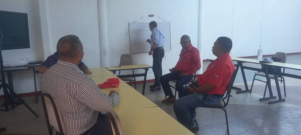 transbarcastm's tweet photo. #18Jul La Escuela del Transportista de #Transbarca, se mantiene brindando formación, mejorando las habilidades y reforzando el conocimiento profesional de cada uno de los operadores logrando mayor eficiencia en su puesto de trabajo.
#VenezuelaObrera https://t.co/LdtfQlPHza