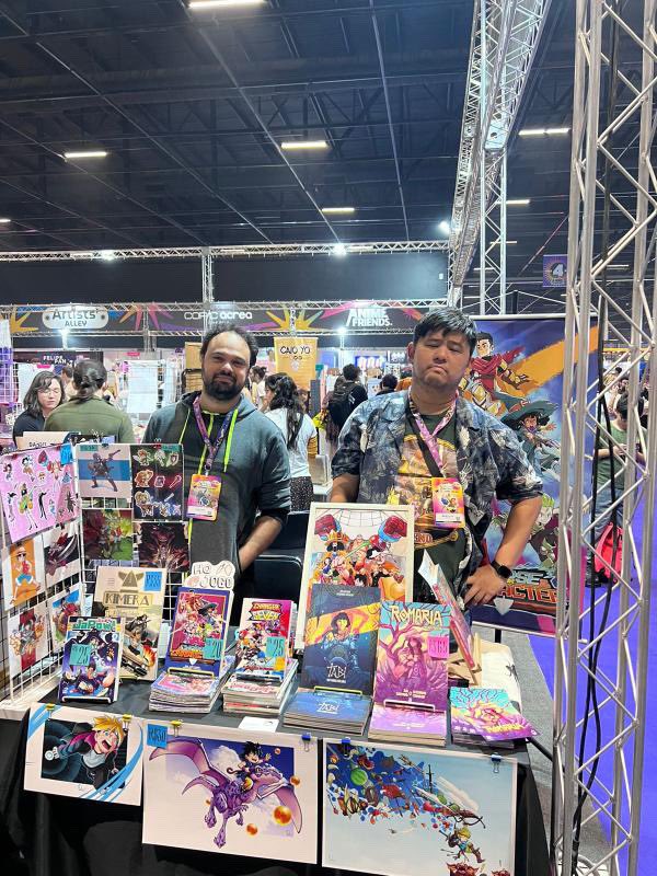 changer_seven's tweet photo. Os nossos autores favoritos @junsugiyama é @EduCapelo estão no Artist's Alley do  @animefriends com algumas edições crocantes da prévia em mangá do #ChangerSeven. Se for ao evento não esquece de aparecer por lá. ❤️💙💛🩷💚 https://t.co/G2BeCELzMQ