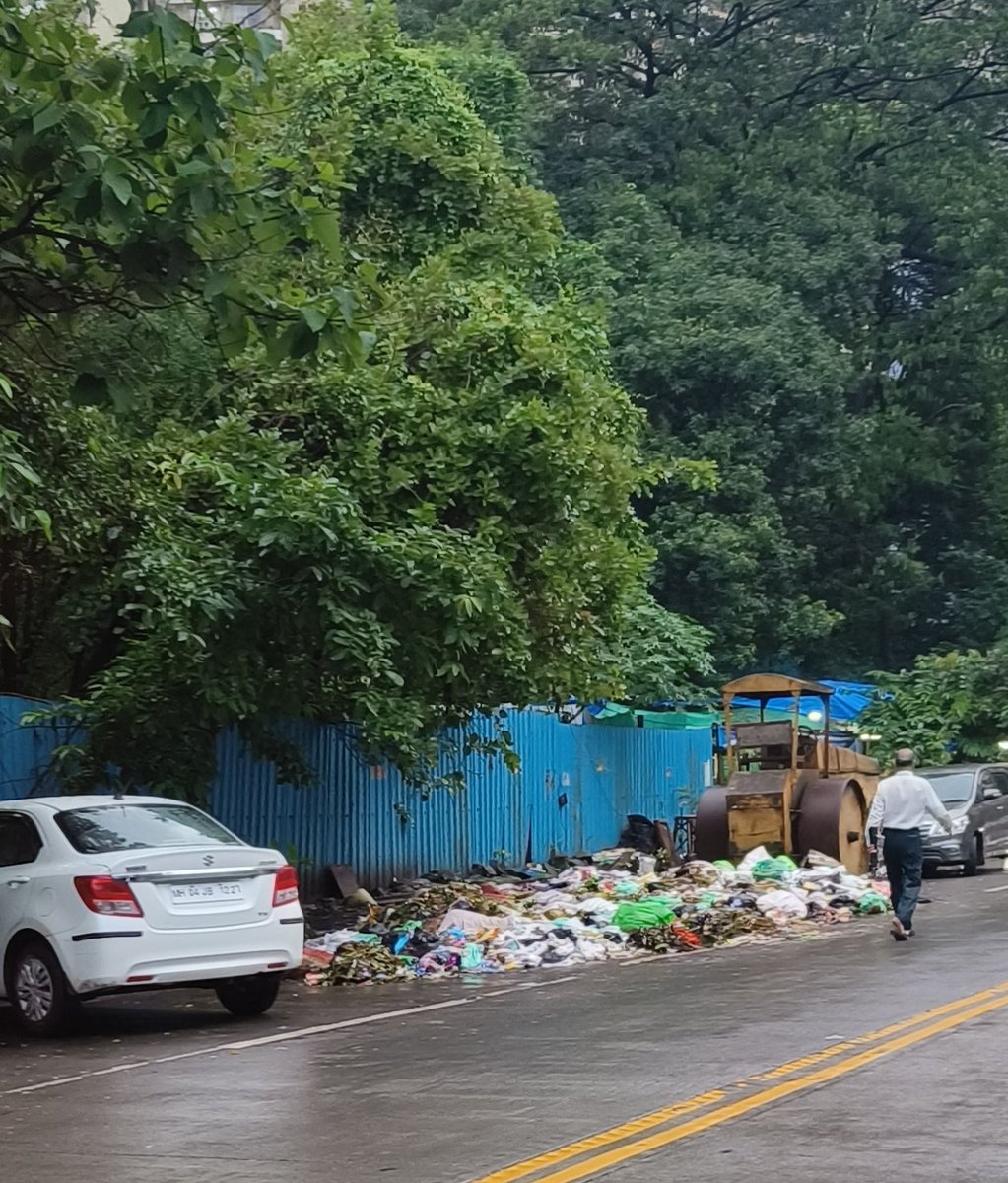 avanipatwa's tweet photo. Garbage overflowing on Khewra Circle road. Same state since the past 3 days. One full lane blocked. It is very difficult to walk on the road without fear of being mowed down by a vehicle. Unhygienic and with the rains it's become a breeding spot for diseases @TMCaTweetAway https://t.co/qaA0cOgve8
