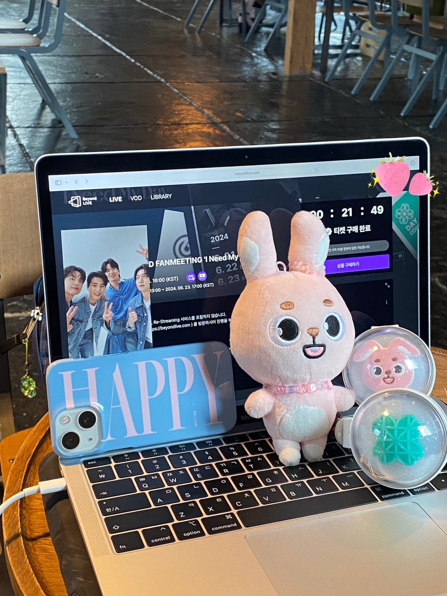cloverforpil's tweet photo. 일찍 사서 쓴 지 좀 됐는데 이제라도 후기 올려봅니다ㅎㅎ 제가 사용할 거랑 선물할 거까지 여러 개 샀어요! 다들 예쁘다고 난리 난리😎 즐거운 일상을 함께하며 아주 잘 쓰고 있답니당 너무 만족스러워요...🍀 만들어주신 로그님 감사합니다🫶🏻💕
#wtts_case @bestdancesinger https://t.co/n9TZqz47wZ