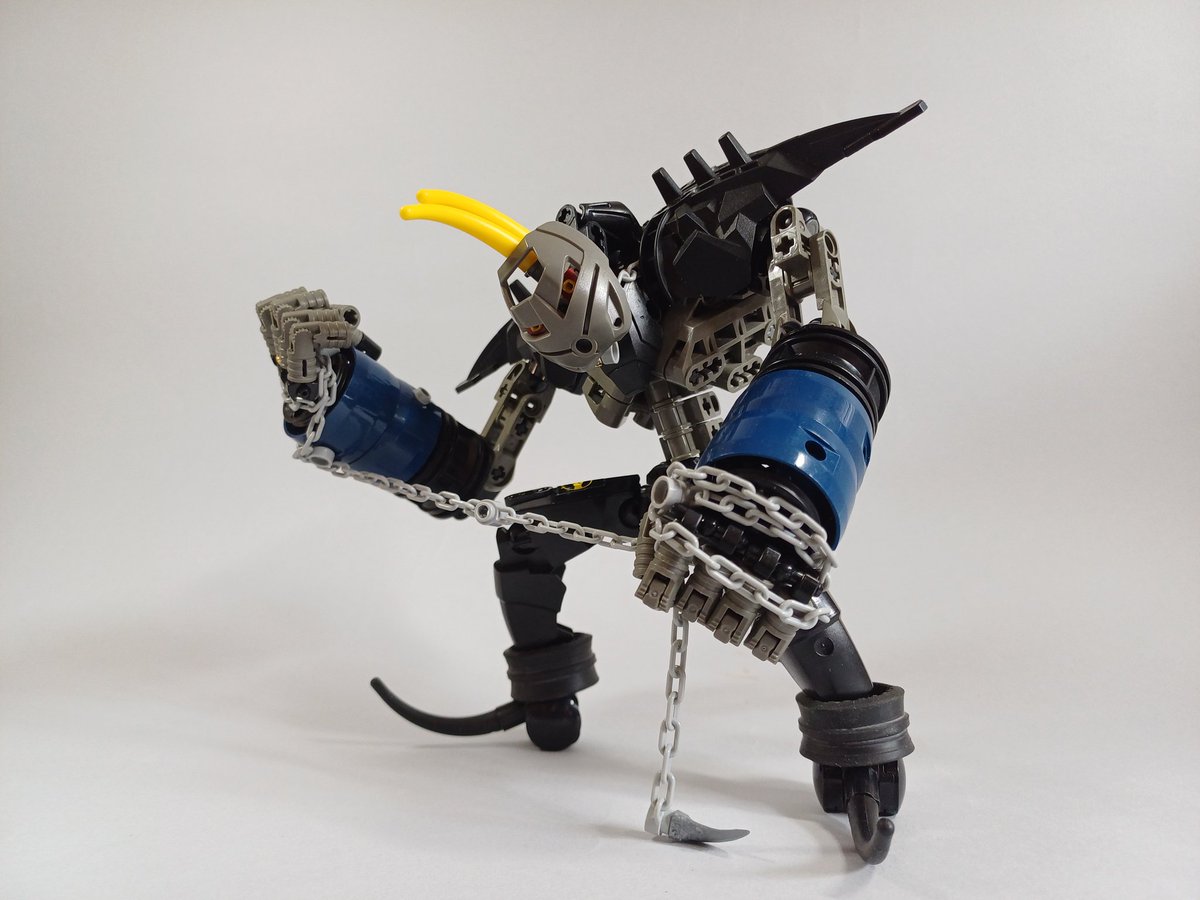 Gukko, toa of earth (inspired by birdie from street fighter)
#bionicle #StreetFighter