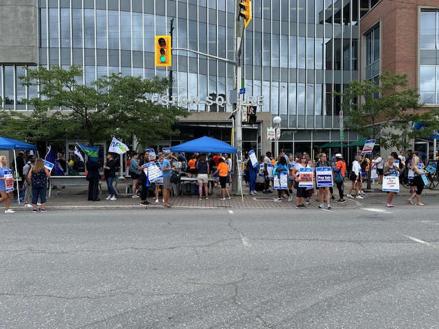 Ottawalabour's tweet photo. A truly successful rally held earlier today outside the offices of the Ministry of Children, Community and Social Services on Preston St in Ottawa organized by @OPSEU for @CASO_SAEO workers, members of OPSEU Local 454. #solidarity https://t.co/lWVuFSZKhc