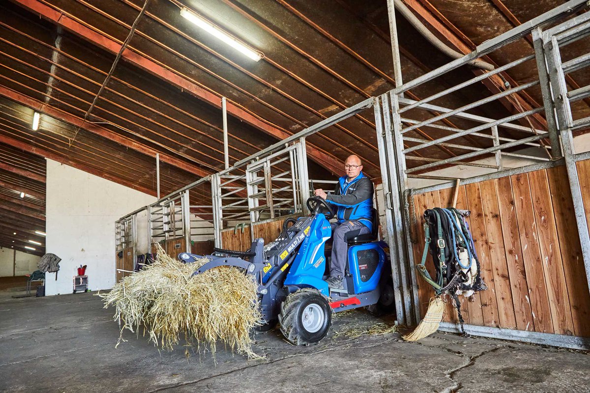 Your perfect companion for #muckingout in tight stalls and #stables.
Featuring a ZERO inside turning circle, the Multione UK 1 Series #miniloader can drive in, spin around and exit with ease!
More info on this one here: multione.co.uk/mini-loaders/1…