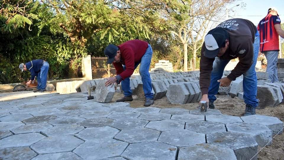 FernandoPilarPy's tweet photo. Seguimos a full haciendo #MásObrasParaPilar!! 🚧👷 Con recursos de tu Muni, iniciamos la obra de más de 1300 metros cuadrados de #adoquinado sobre la calle Heliodora de Ferreiro del barrio #VillaParque,.. https://t.co/gQQQuQYAfx