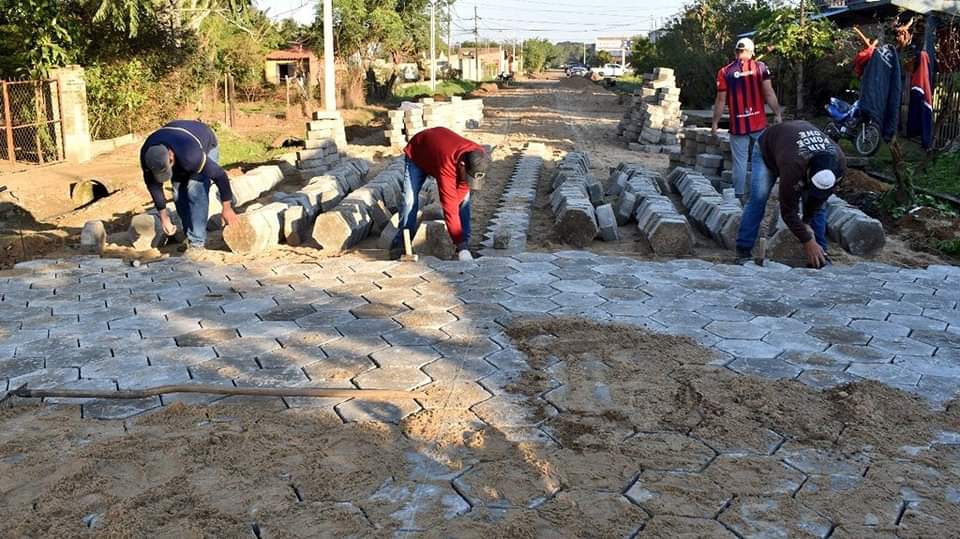 FernandoPilarPy's tweet photo. Seguimos a full haciendo #MásObrasParaPilar!! 🚧👷 Con recursos de tu Muni, iniciamos la obra de más de 1300 metros cuadrados de #adoquinado sobre la calle Heliodora de Ferreiro del barrio #VillaParque,.. https://t.co/gQQQuQYAfx