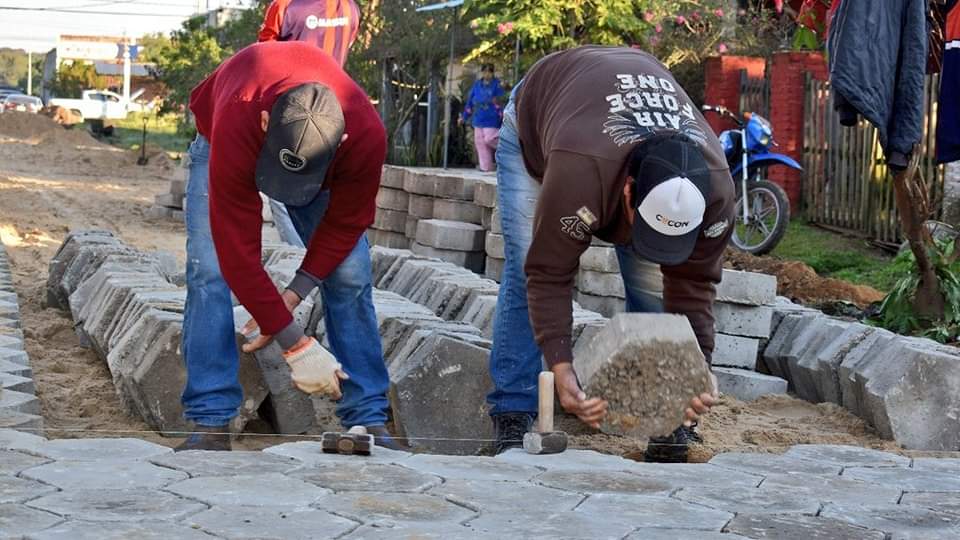 FernandoPilarPy's tweet photo. Seguimos a full haciendo #MásObrasParaPilar!! 🚧👷 Con recursos de tu Muni, iniciamos la obra de más de 1300 metros cuadrados de #adoquinado sobre la calle Heliodora de Ferreiro del barrio #VillaParque,.. https://t.co/gQQQuQYAfx