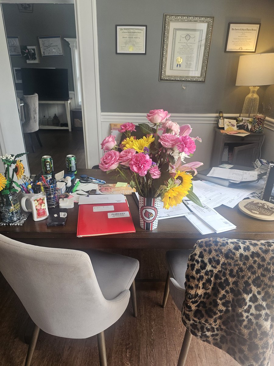 auberry89's tweet photo. When you get your wife flowers and you can't find a vase. It's the thought that counts!! #CardsLife https://t.co/jUCizkQC46