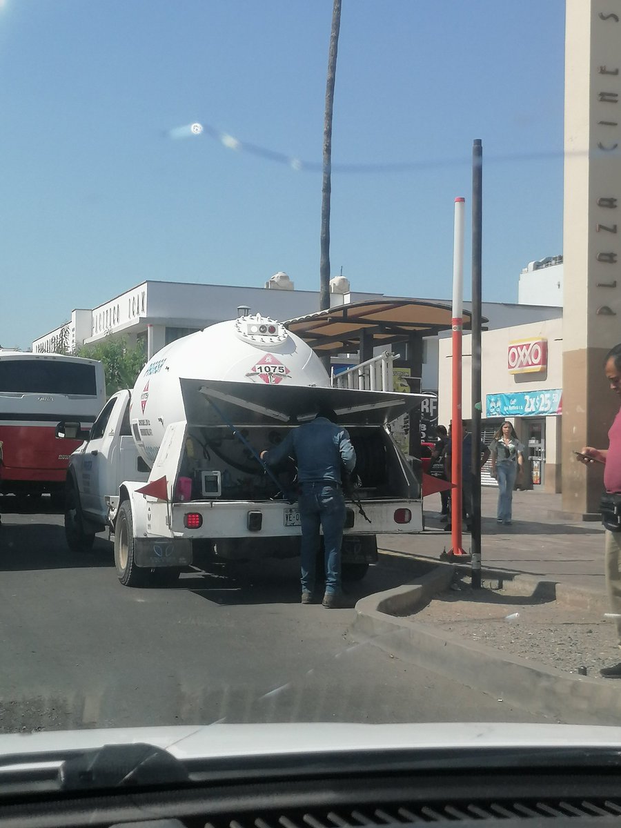 CallesNoti's tweet photo. @Policia_HMO @vigiadeltrans Como los de la compañía de gas por sus 🥚bloquearon la parada de camión, La gente tiene que abordar a media calle, @Policia_HMO pueden pasar ahorita en este momento 10.00Am están ahí los pueden mover ⁉️ O tienen permiso ⁉️ https://t.co/T8MyneAbkP
