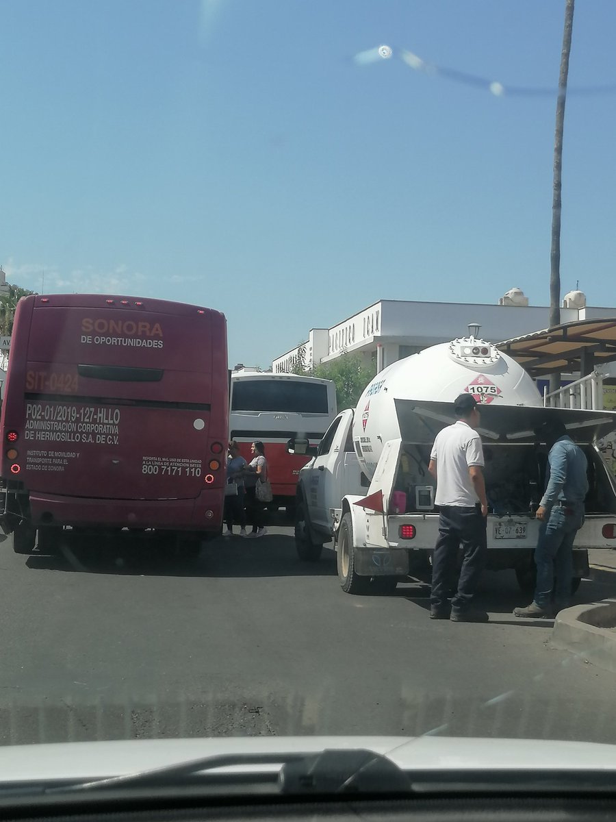 CallesNoti's tweet photo. @Policia_HMO @vigiadeltrans Como los de la compañía de gas por sus 🥚bloquearon la parada de camión, La gente tiene que abordar a media calle, @Policia_HMO pueden pasar ahorita en este momento 10.00Am están ahí los pueden mover ⁉️ O tienen permiso ⁉️ https://t.co/T8MyneAbkP