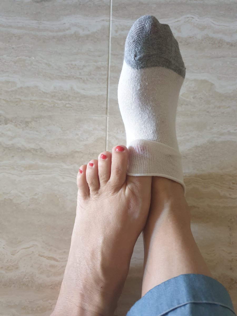 MissMignolino's tweet photo. #cutefeet #feet #feetmodels #footmodeling #feetqueen #feet #piedi #feetfinder #feetseller #feetlover #feetprincess #feetmodels #classic #prettytoes #redpolish #footmodelswanted #barefoot #fyp https://t.co/tvQKSahZzg