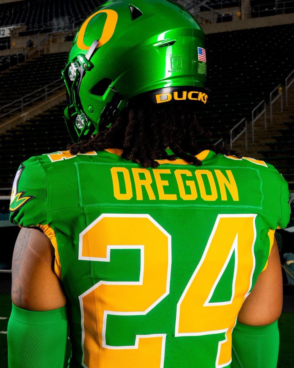 oregon__updates's tweet photo. How would you rate these Gang Green uniforms?? https://t.co/lfnYe0UjSV