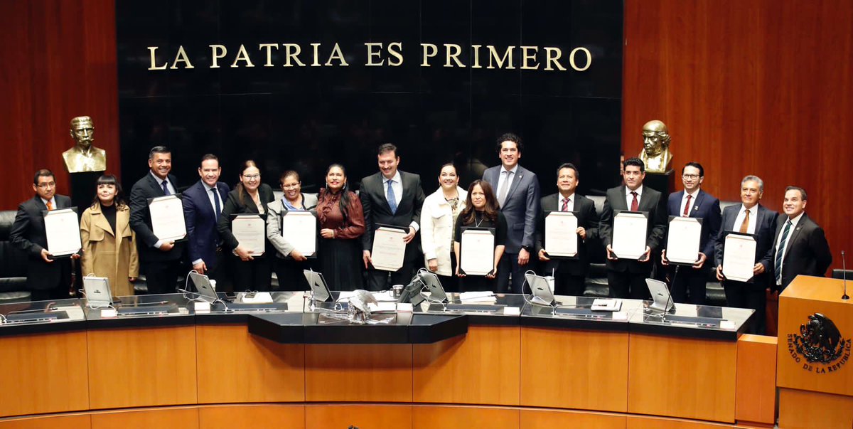 Ayer presenté el Dictamen de la Tercera Comisión relativo a la designación de Magistradas y Magistrados del Tribunal Unitario Agrario. Fue aprobado por unanimidad por el Pleno de la Comisión Permanente y se tomó la protesta de ley respectiva. Felicidades a las y los nuevos
