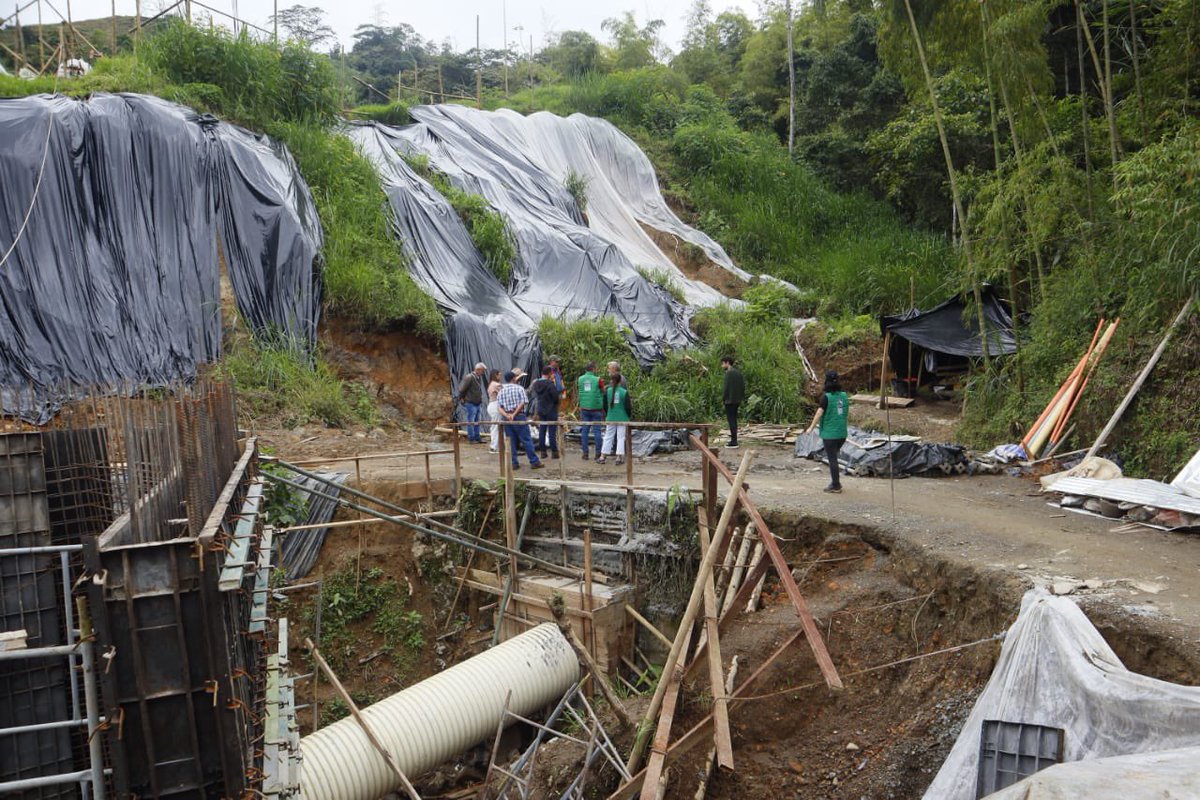 CarderRisaralda's tweet photo. 🌿 #AEstaHora El director de la #CARDER, con su equipo técnico, visita la vereda Agua Azul, Dosquebradas, para atender una situación de riesgo que se registra en un predio del sector. https://t.co/3KWb8MvjuN