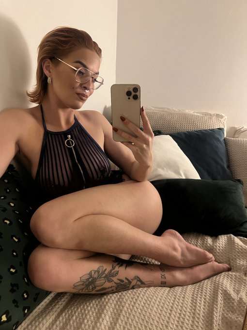 What part of me are you kissing first? https://t.co/7hbbmk2rWb