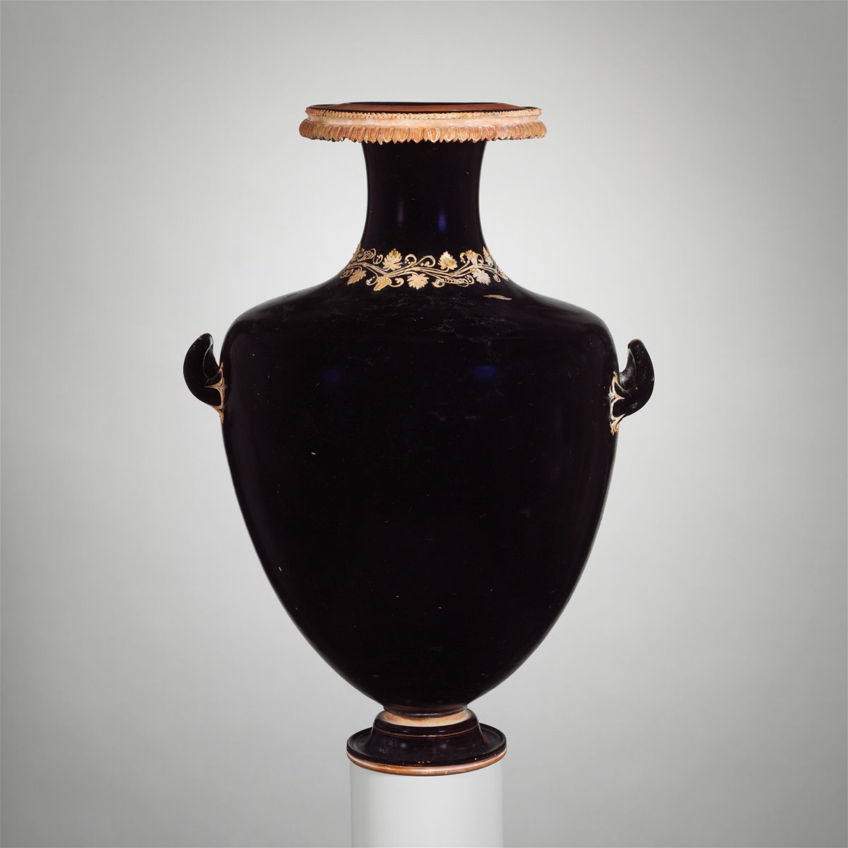 ghostofhellas's tweet image. Terracotta hydria (water jar.) 4th century B.C. Greek. Terracotta; black-glaze, gilding.