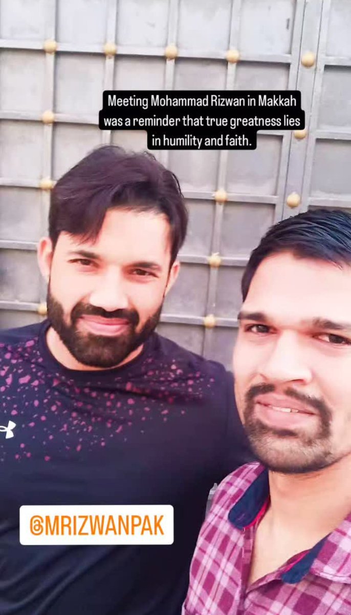 ahtashamriaz22's tweet photo. An Indian fan  🇮🇳 met with Muhammad Rizwan ❤️

#PakistanCricket #IndiaFans https://t.co/6QkTX1CGRK