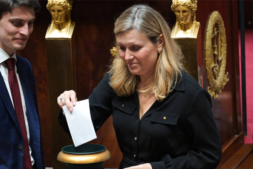 libe's tweet photo. 🔴 EN DIRECT
Assemblée nationale : Yaël Braun-Pivet en tête du vote pour la présidence, un ultime tour commence sans Charles de Courson
Suivre le live : https://t.co/zXGoJqs8n4 https://t.co/2Air11Ah7y