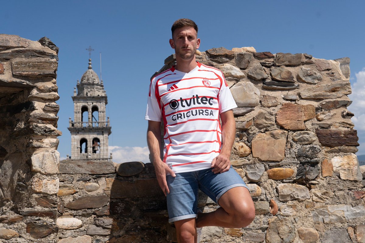 SDP_1922's tweet photo. Desde el castillo de Ponferrada, luciendo el blanco y rojo de nuestra bandera berciana, colores de la Cruz Templaria, os mostramos la segunda equipación para la nueva temporada.
#Adelanteyarriba
#SomosDeportiva
#WeAreDeportiva https://t.co/PeAFzFK339