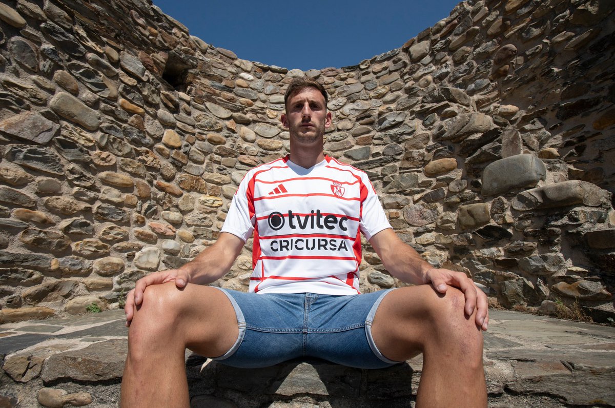 SDP_1922's tweet photo. Desde el castillo de Ponferrada, luciendo el blanco y rojo de nuestra bandera berciana, colores de la Cruz Templaria, os mostramos la segunda equipación para la nueva temporada.
#Adelanteyarriba
#SomosDeportiva
#WeAreDeportiva https://t.co/PeAFzFK339