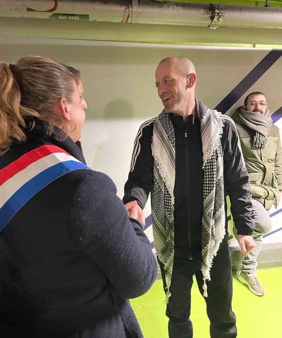 islamismefrance's tweet photo. Mathilde Panot refuse de serrer la main à un député RN, mais pas au terroriste Salah Hamouri condamné pour tentative d’attentat contre l’ancien grand rabbin d’Israël. La 13° division SS était composée à 100% de musulmans volontaires tendance frères musulmans, comme le Hamas. https://t.co/6ot4sndvv9