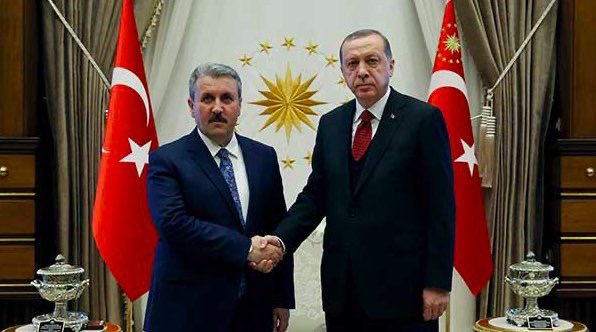 WHO18811938's tweet photo. 👉Mustafa Destici: "Ben kızımı daha yüksek rakamlara başka yerlerde de çalıştırabilirdim. Evladımın Meclis’te çalışmasını istedim."
👉Tüy dikmeden olmazdı… Bunlar yıllardır muhalefet gibi görünen ama gerek arka planda gerektiğinde açık Erdoğan’a destek veren karşılığında ise kendisini ve ailesini zengin eden muhalefet görünümlü vatan hainleri…
👉Ve maalesef son 22 sene hem halkı kandırmayı hem de soymayı başardılar…
#cokusdonemi