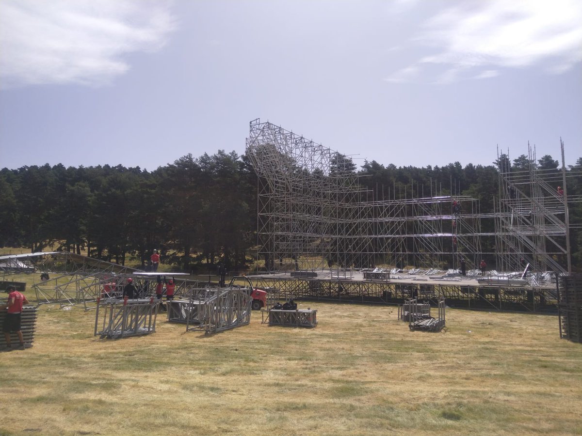 Ya empieza a coger forma el escenario al que se subirán <a href="/KikoVeneno/">Kiko Veneno</a> (20,30h) <a href="/estopaoficial/">Estopa</a> (22h)y <a href="/muchachitobombo/">Muchachito Bombo Infierno</a> (00,15h) pasado mañana en #MN2024 en Hoyos del Espino #Gredos #Ávila