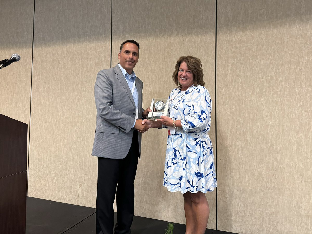 KYCASE1's tweet image. @KYCASE1 recognized our outgoing President, Robin Bush, for her service leading our great organization this past year.
Thank you Robin for your commitment to KYCASE!
#KYCASE2024
@RobinDBush1 @OakleyMichelleM @Shellbky @beckynixoneku @barrydlee1