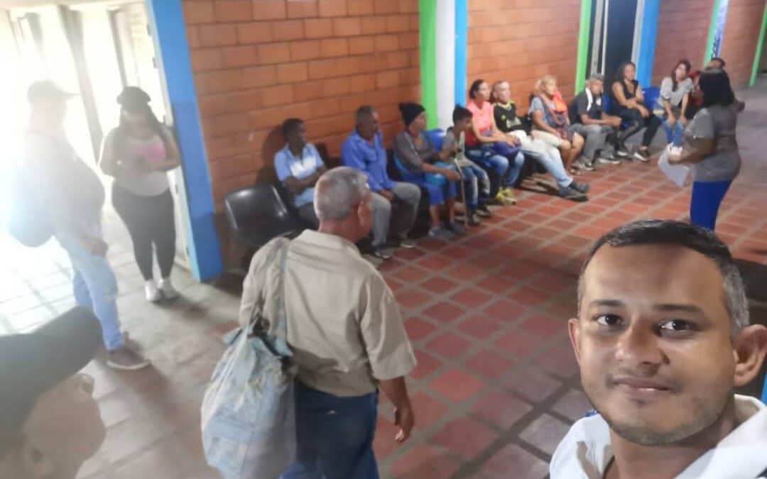 CreemosInforma's tweet photo. El CCL del Casco Central de #Maracaibo, liderado por Paul Peña y Mercedes Pulido, convocó, el pasado 8 de julio, a una asamblea de ciudadanos con los comerciantes formales e informales del sector, para dictar el taller de inducción de #CreemosAlianzaCiudadana. https://t.co/LecthuOq2F