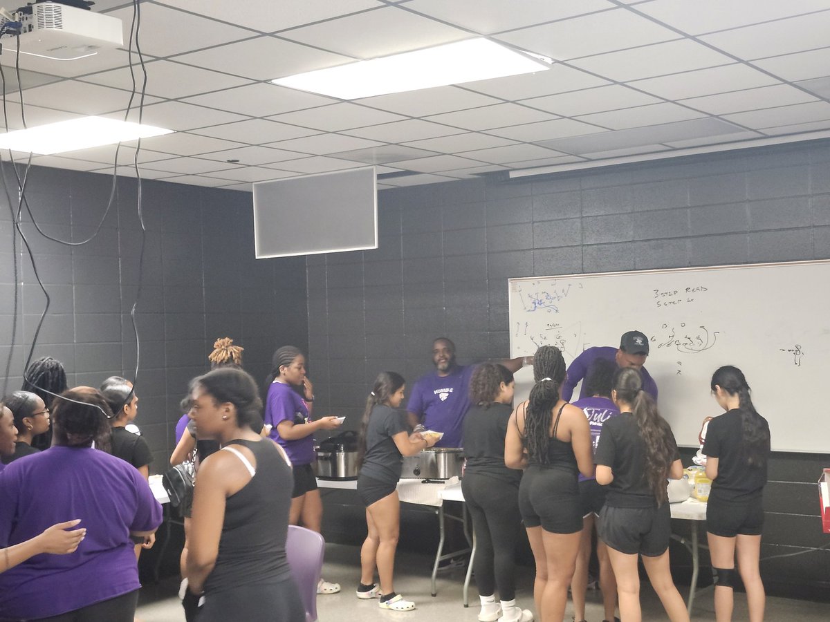 wildcatdets_hhs's tweet photo. @Coach_RobMurphy Thank you for providing lunch for us today!! #protecttheH #HumbleNation @HumbleISD_HHS @FootballHumble https://t.co/wu1W6ph0nL