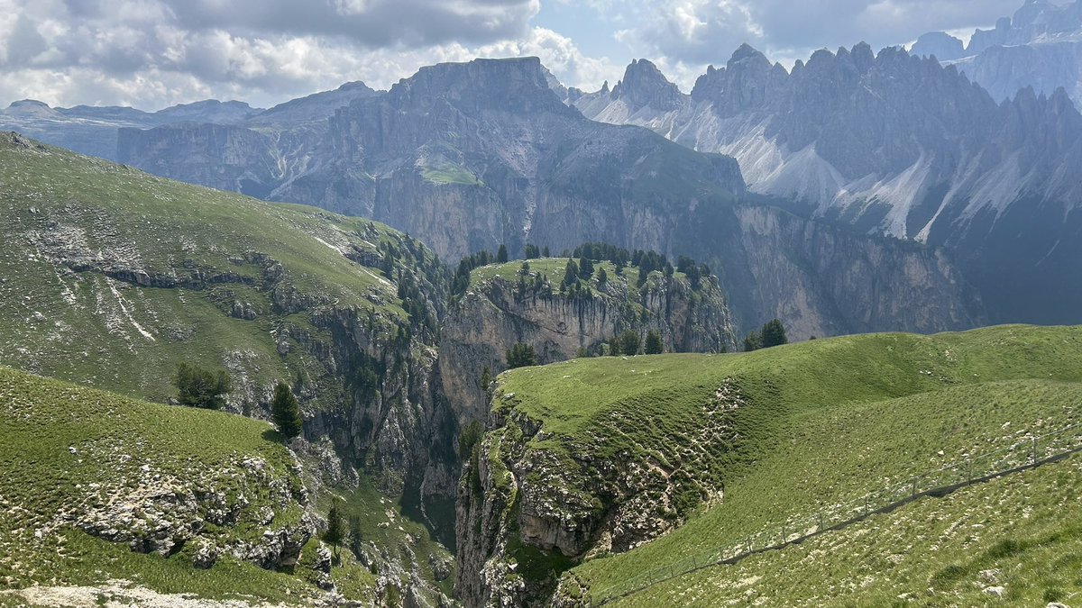 M_Hofmann83's tweet photo. Heute ging es hoch hinaus! Früher konnte ich nicht verstehen, warum man sich so hohe Berge hoch plagen sollte. Die Antwort habe ich versucht, Euch in Bildern mitzubringen. #ColRaiser #Suedtirol https://t.co/vse924TYqM