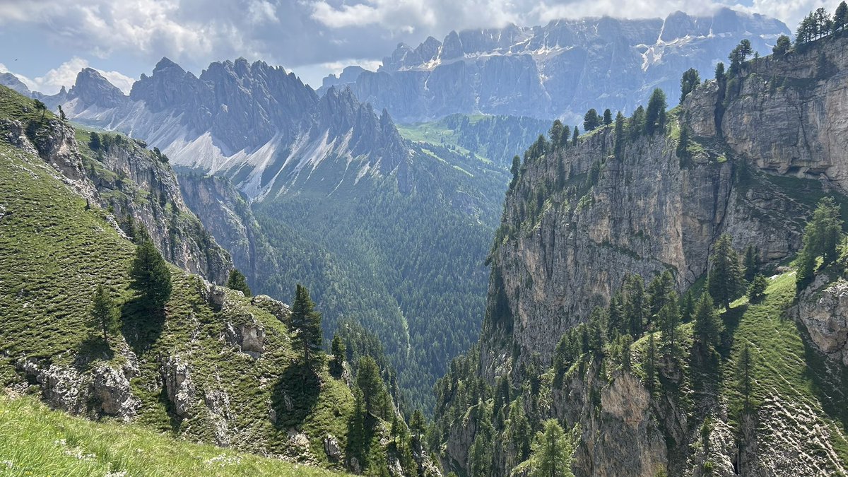 M_Hofmann83's tweet photo. Heute ging es hoch hinaus! Früher konnte ich nicht verstehen, warum man sich so hohe Berge hoch plagen sollte. Die Antwort habe ich versucht, Euch in Bildern mitzubringen. #ColRaiser #Suedtirol https://t.co/vse924TYqM