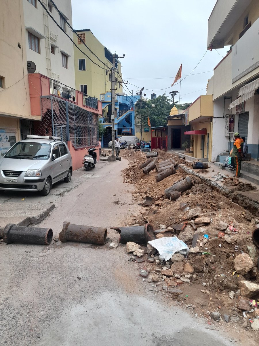 navyaa30's tweet photo. It's quite disheartening to see how unconcerned the #BBMP administration are with the challenges commuters encounter, following 3 weeks of significant roadblocks at Kasturba Nagar, Mysore Road Satellite
#wakeupBBMP #makewayBBMP #daaribidi #BBMP @BBMP @bbmpmayor #makewayBBMP https://t.co/2a2QtF3Abw