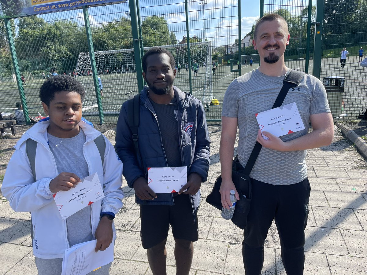 BC_CoachesClub's tweet photo. Great to see these guys at @BensonCommunity tonight coaching and showcasing their skills
Keep it up and with over 120 in attendance in Smethwick doing the Benson Way #CoachMates ⚽️⚽️⚽️ https://t.co/68RMlFPfO0