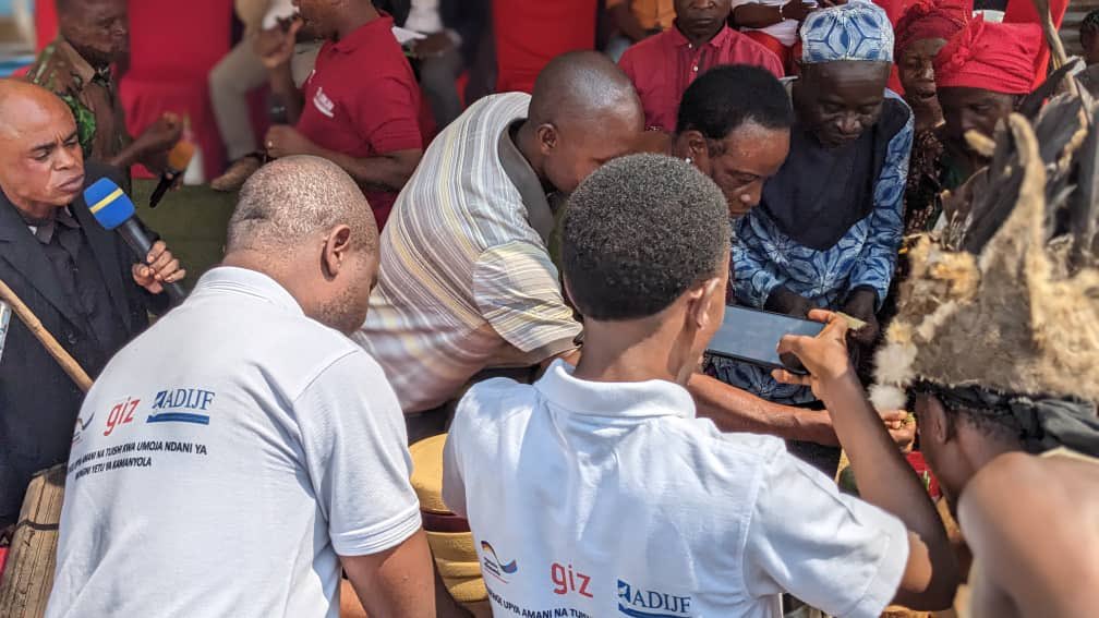 ADIJF1's tweet photo. Les échanges socioculturels pour le rapprochement entre les communautés de Kamanyola: une stratégie de consolidation de la paix et le vivre ensemble: cheval de bataille pour ADIJF sur financement GIZ. @giz_drcongo https://t.co/Gs1YKtpzVl