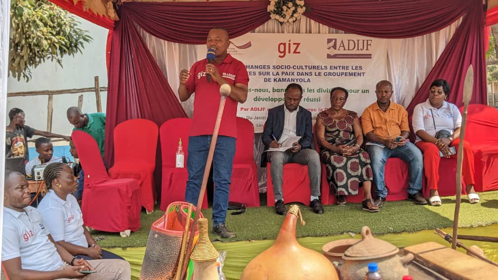 ADIJF1's tweet photo. Les échanges socioculturels pour le rapprochement entre les communautés de Kamanyola: une stratégie de consolidation de la paix et le vivre ensemble: cheval de bataille pour ADIJF sur financement GIZ. @giz_drcongo https://t.co/Gs1YKtpzVl