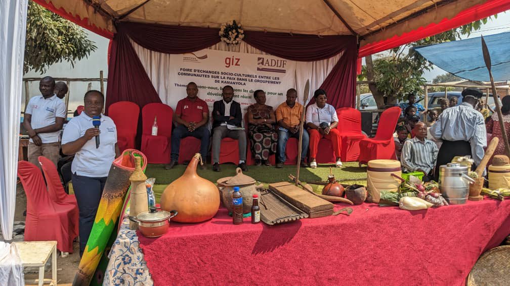 ADIJF1's tweet photo. Les échanges socioculturels pour le rapprochement entre les communautés de Kamanyola: une stratégie de consolidation de la paix et le vivre ensemble: cheval de bataille pour ADIJF sur financement GIZ. @giz_drcongo https://t.co/Gs1YKtpzVl