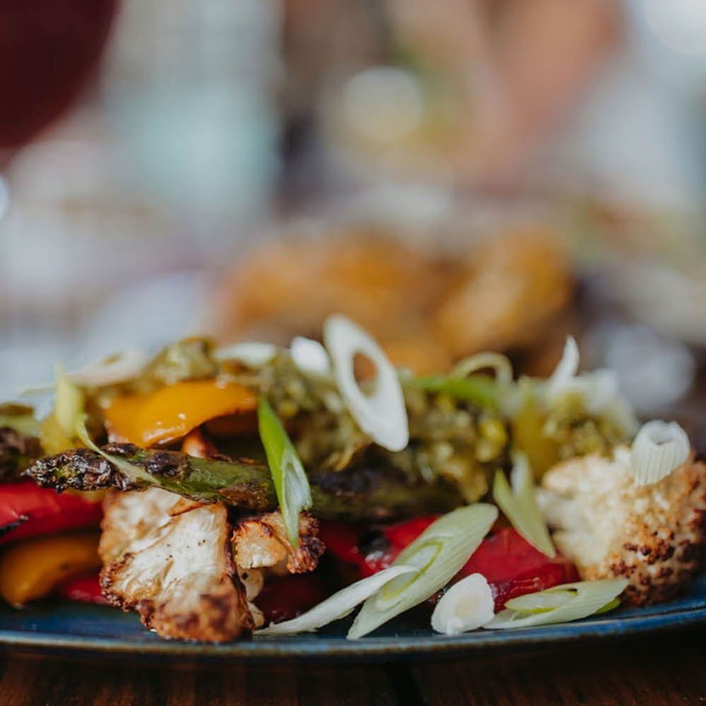 The best way to get your 5 a day 🫑 🍆 🍎 🥬 🌽 

Mediterranean Vegetables topped with salsa verde. 

#tapas #tapasibiza #ibiza #lafincaescondida #vegetales #5aday #foodies #vegantapas #vegan #veganfriendly #allergyfriendly #salsaverde #makingmemories #since2012 #homemade