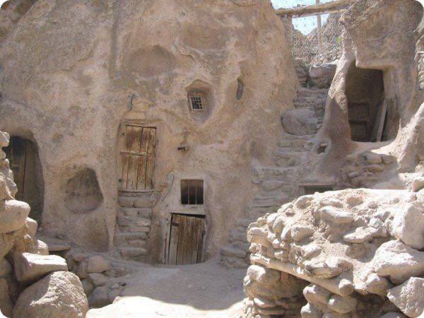 Arc_RealOne's tweet photo. A 700-year-old house that is still inhabited located in Iran near the city of Osku.
Here, houses are carved directly into the mountain rocks, and this particular building is 700 years old and still inhabited by local residents.
#Archives
#TwitterArchitect
#thursdaythrowback https://t.co/Kp8YaJX4OS