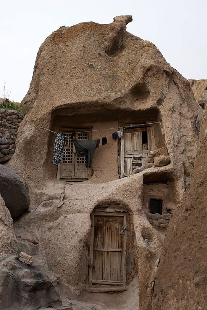Arc_RealOne's tweet photo. A 700-year-old house that is still inhabited located in Iran near the city of Osku.
Here, houses are carved directly into the mountain rocks, and this particular building is 700 years old and still inhabited by local residents.
#Archives
#TwitterArchitect
#thursdaythrowback https://t.co/Kp8YaJX4OS