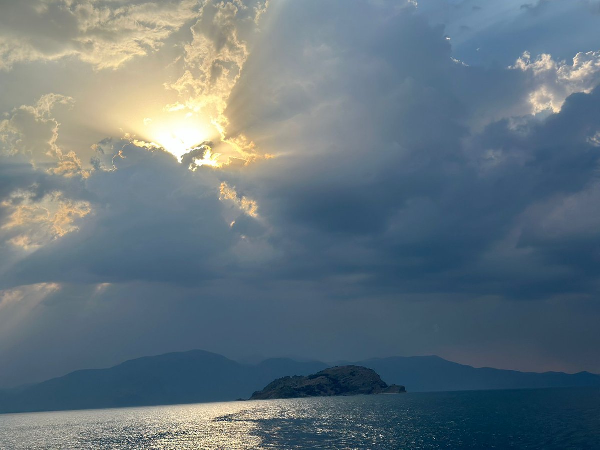 siya_jin_'s tweet photo. “Dans eden bir yıldız doğurabilmesi için, insanın içinde kaos olmalıdır.”  Nietzsche https://t.co/6wX7vnyfJt